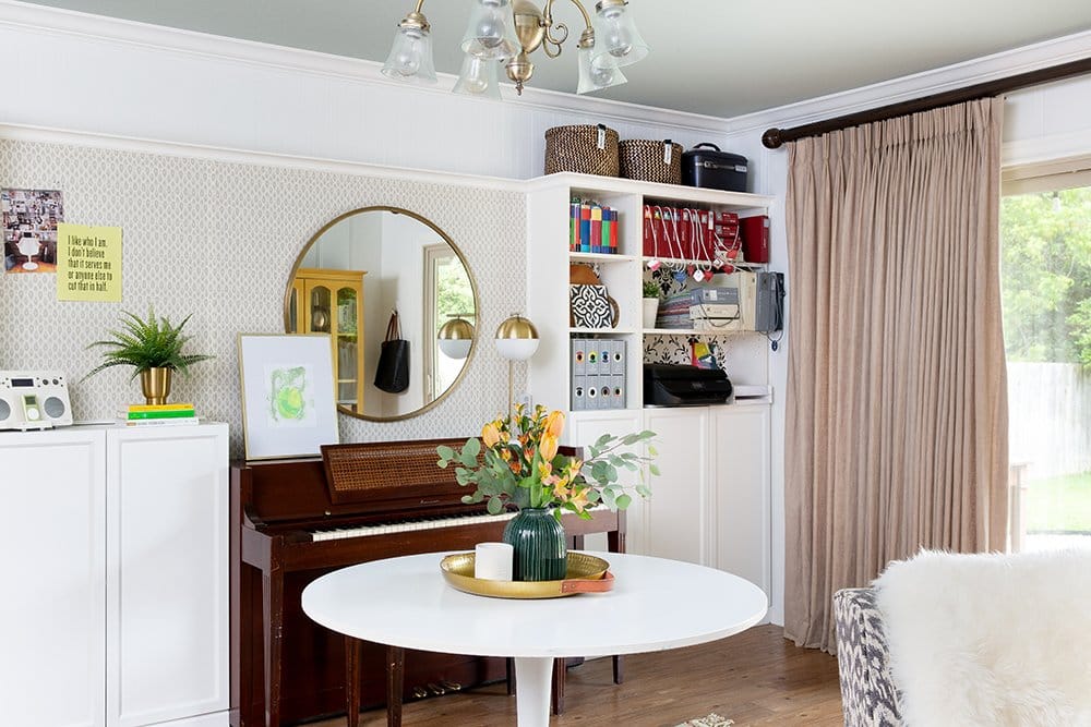 Love this before and after transformation of a dining room into a functional and chic home office!