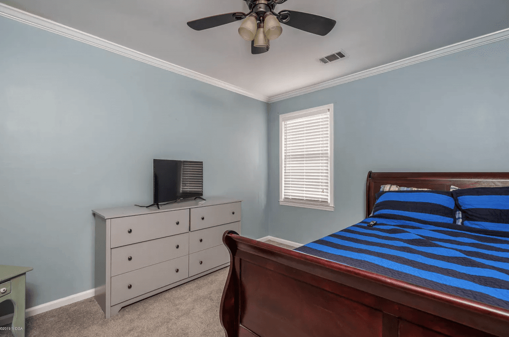 Before and after: a fresh and pretty bedroom for a young girl