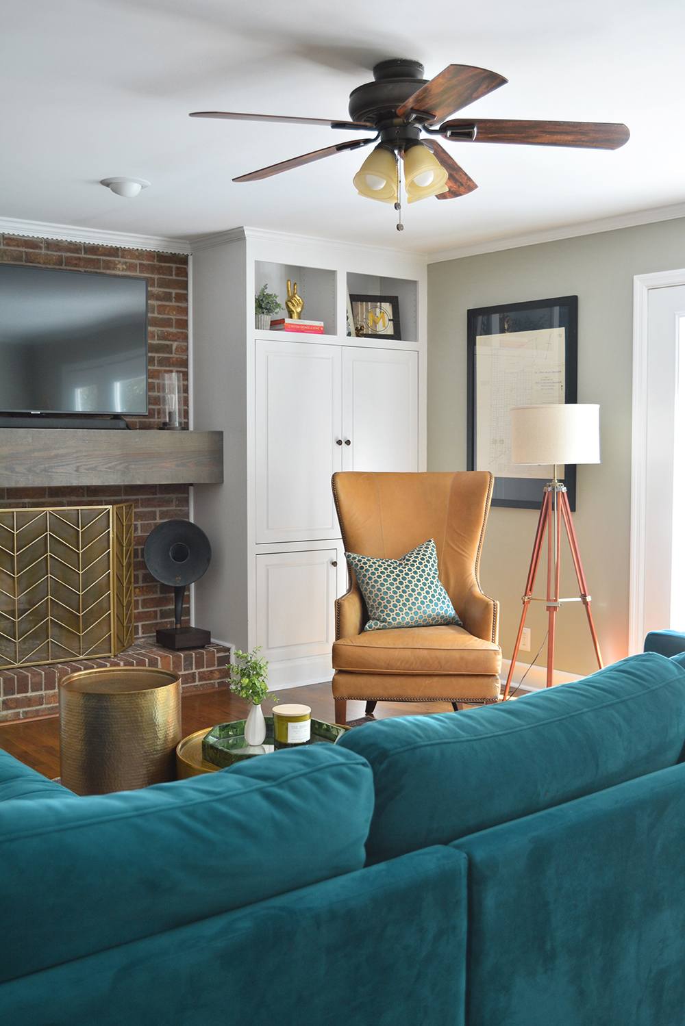 Interior designer Lesley Myrick's living room before the 2023 One Room Challenge