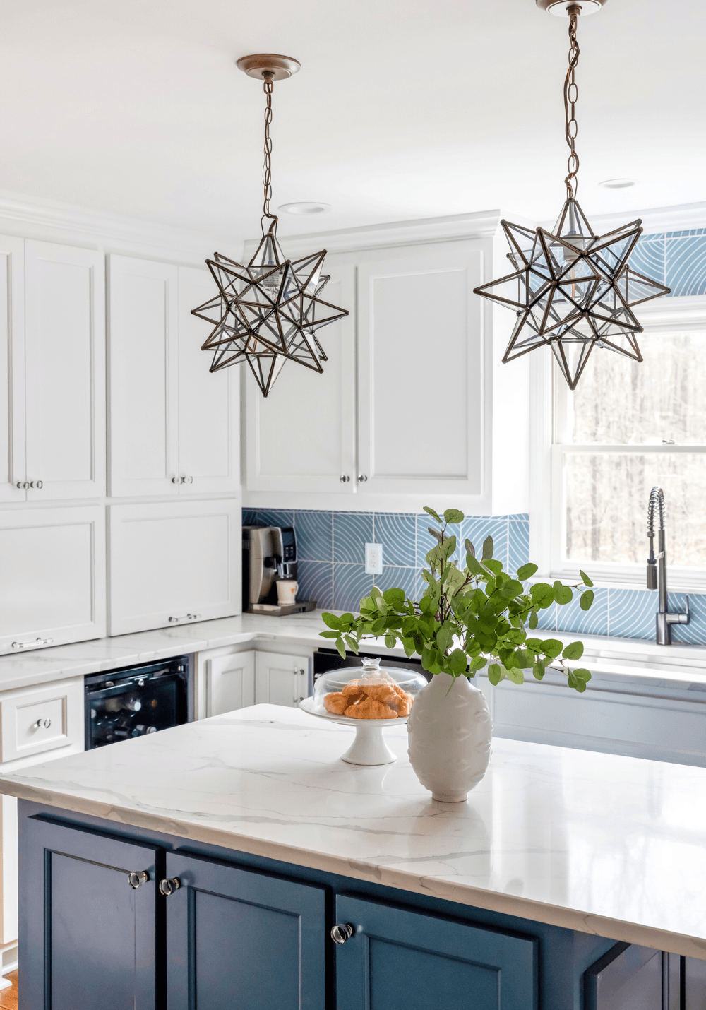 classic-blue-and-white-kitchen-by-atlanta-interior-designer-lesley-myrick classic-blue-and-white-kitchen-by-atlanta-interior-designer-lesley-myrick