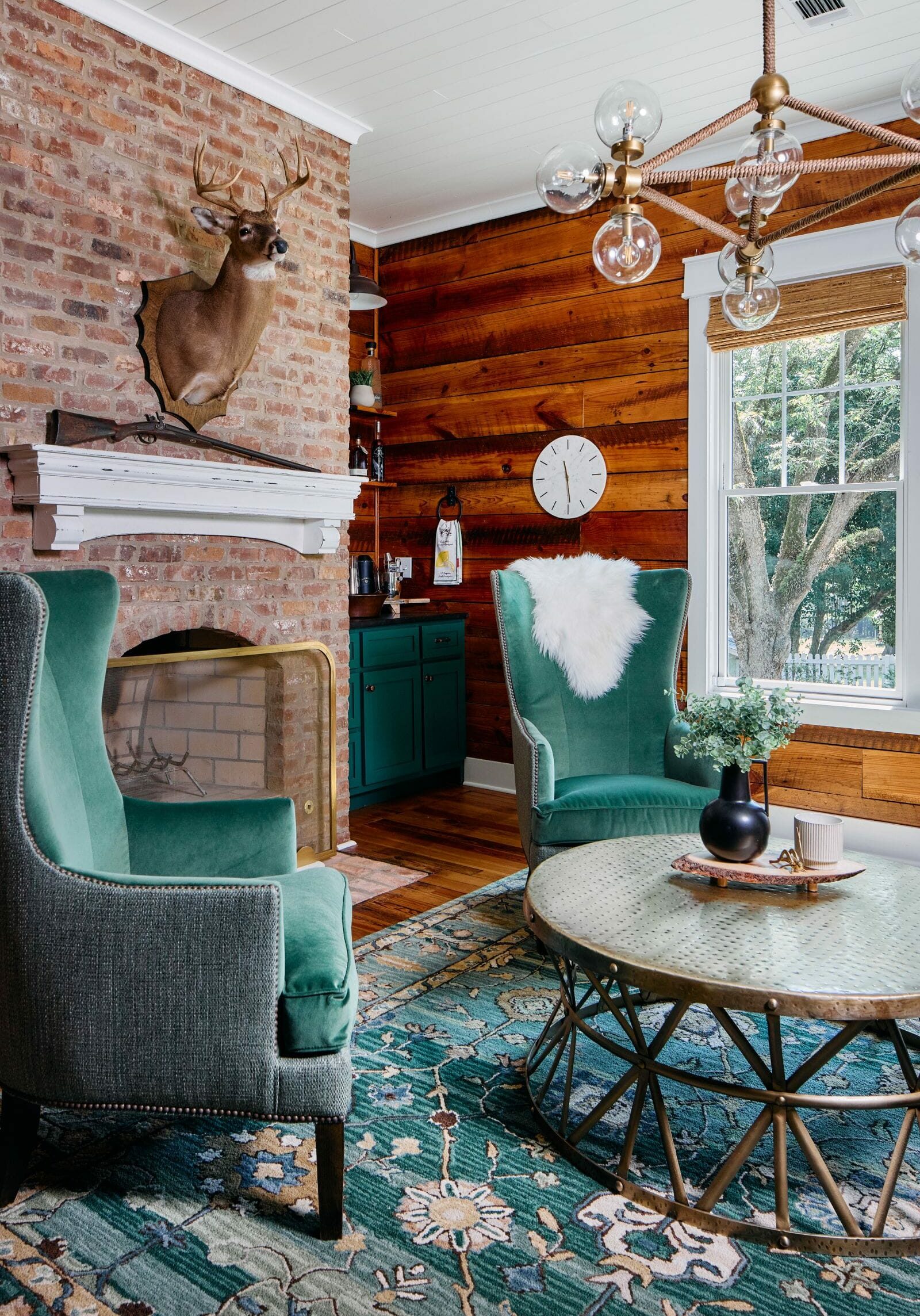 renovated-farmhouse-georgia-lounge-midcentury-chandelier